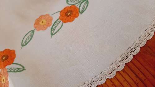 Square linen tablecloth, off white colour, with flower hand embroidery 80 x 80 cm