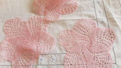 3 small pink doilies - 21-23 cm