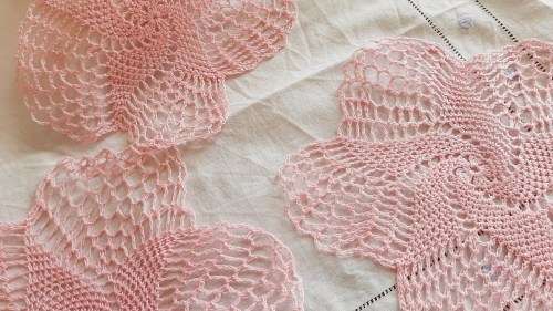 3 small pink doilies - 21-23 cm