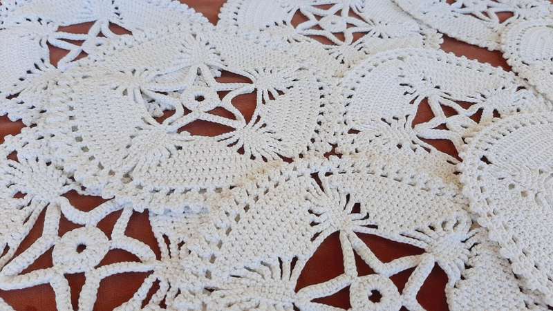 10 white crochet mats 17 cm
