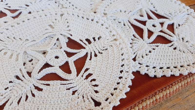 10 white crochet mats 17 cm