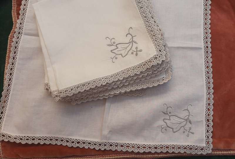 Set of 12 embroidered linen napkins - beige with crochet edging - 44 x 44cm VGC
