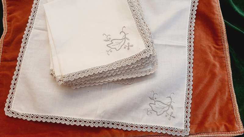 Set of 12 embroidered linen napkins - beige with crochet edging - 44 x 44cm VGC