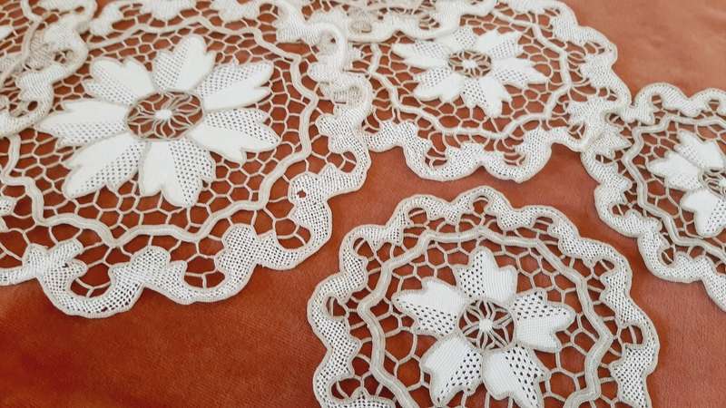 Set of 7 lace mats - 13-23 cm - ecru and white