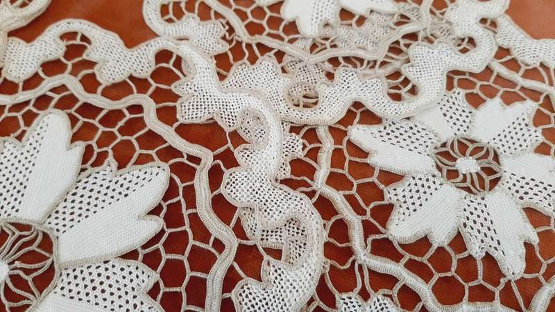 Set of 7 lace mats - 13-23 cm - ecru and white