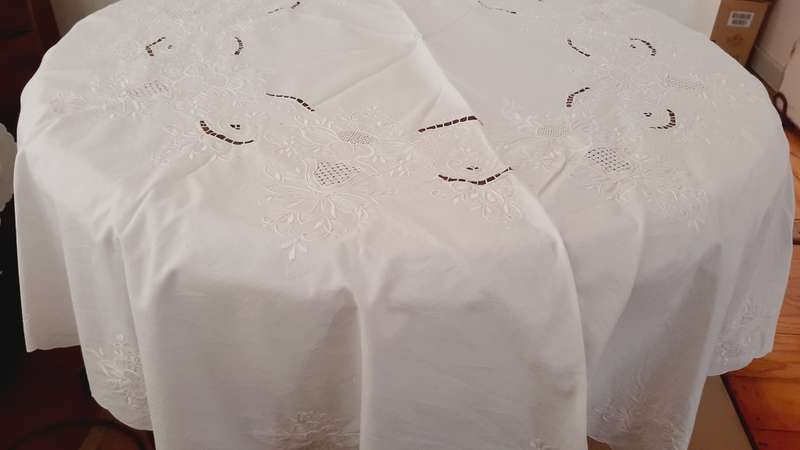 Round, white embroidered tablecloth 164cm