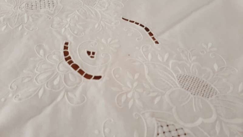 Round, white embroidered tablecloth 164cm