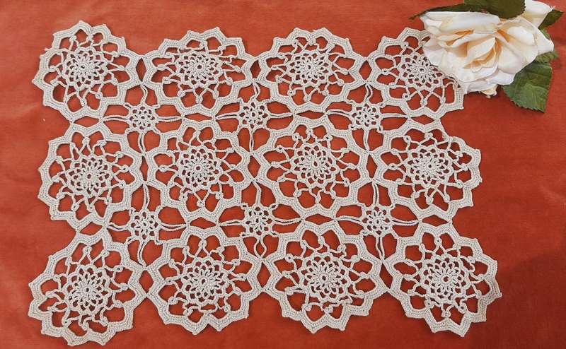 Ecru crochet square - 36 x 25 cm