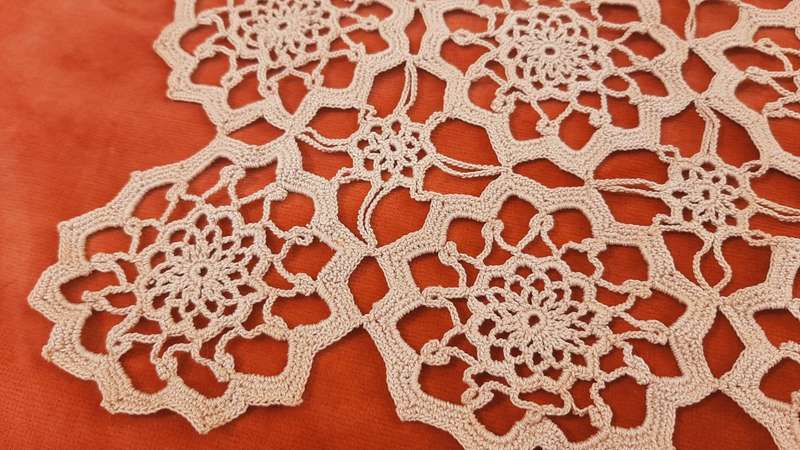 Ecru crochet square - 36 x 25 cm
