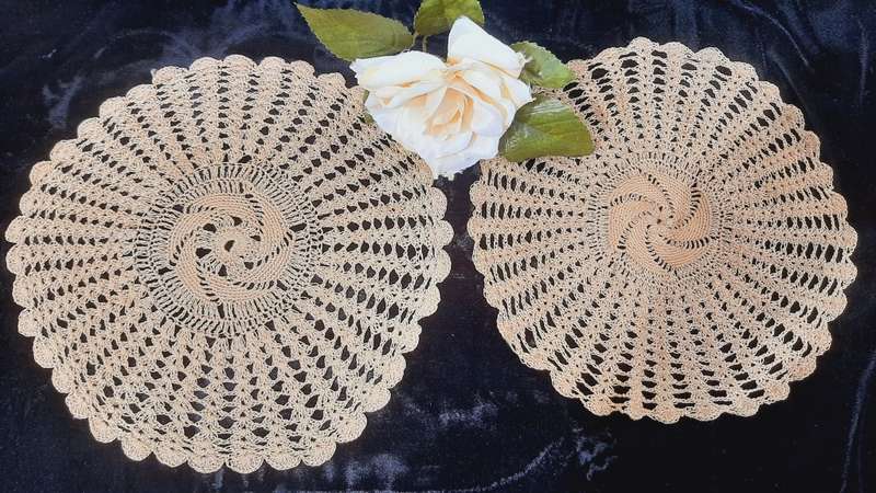 Pair of crochet doily/doilie - 22 and 23 cm- ecru