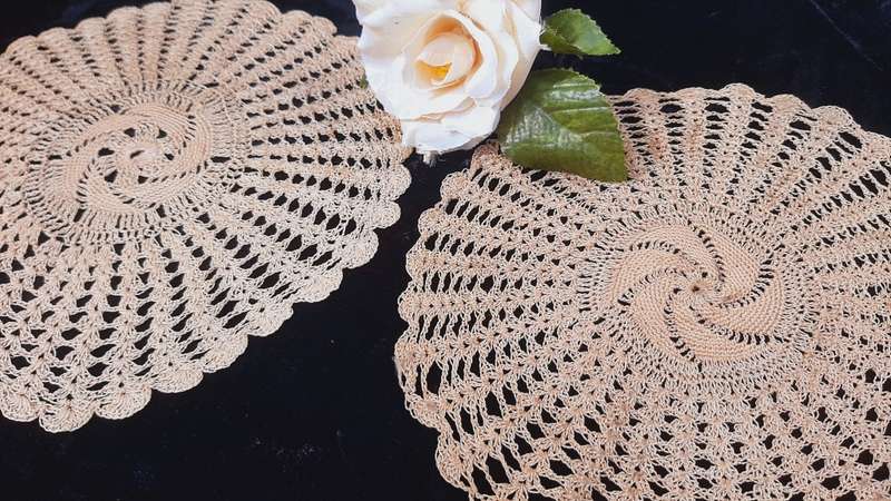 Pair of crochet doily/doilie - 22 and 23 cm- ecru