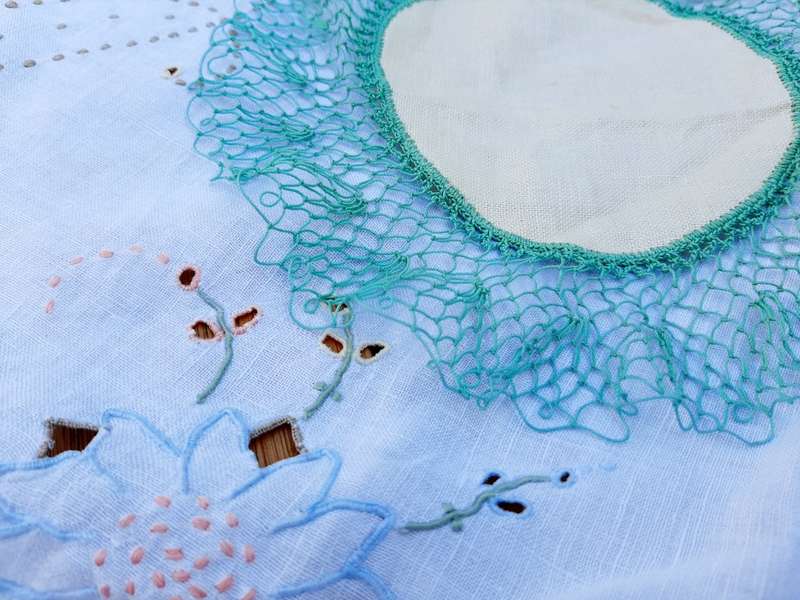 Pretty lacy doily/doilie - white and blue - 22cm