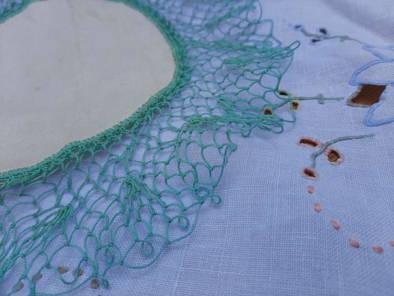 Pretty lacy doily/doilie - white and blue - 22cm