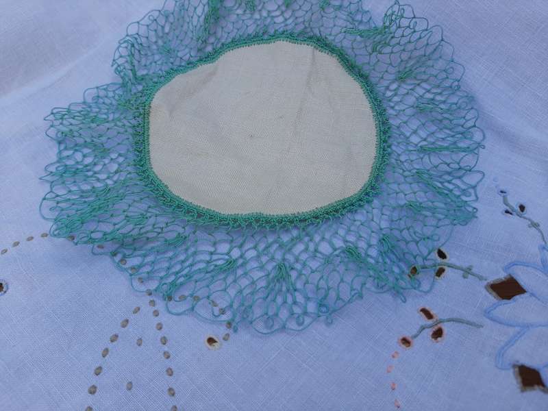Pretty lacy doily/doilie - white and blue - 22cm