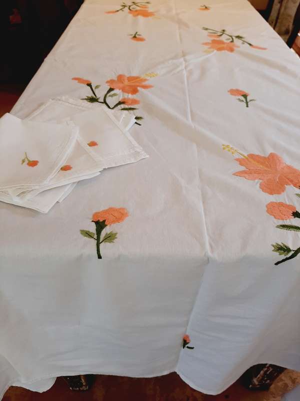 White cotton tablecloth with peach flower embroidery and 8 napkins 220 x 140cm