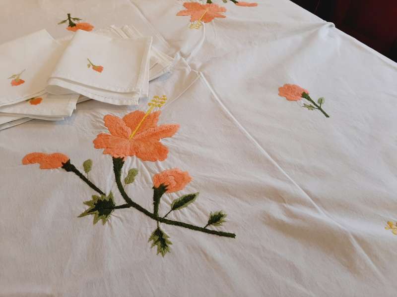 White cotton tablecloth with peach flower embroidery and 8 napkins 220 x 140cm