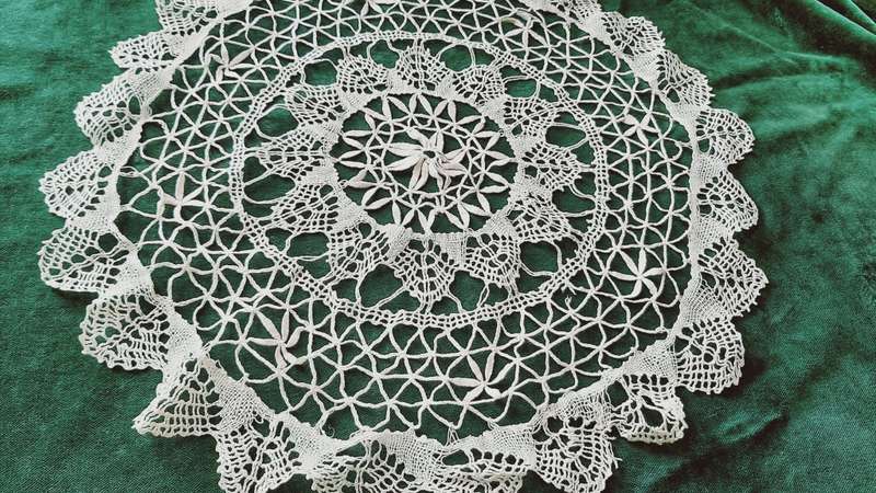 Large lacy doily/doilie - 35cm