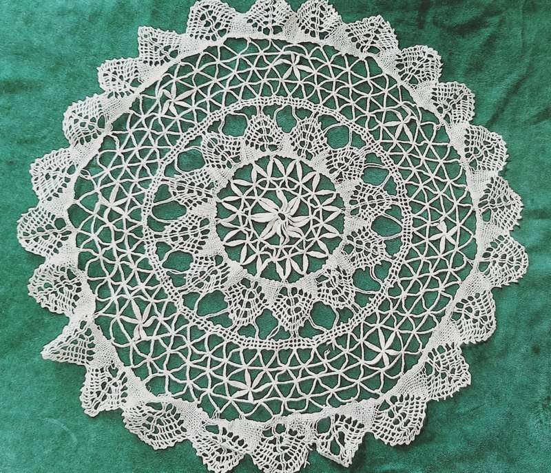 Large lacy doily/doilie - 35cm