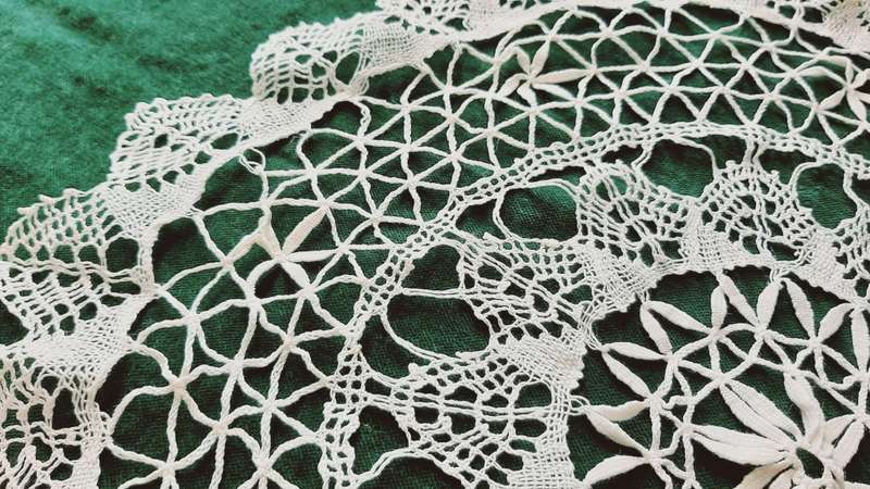Large lacy doily/doilie - 35cm