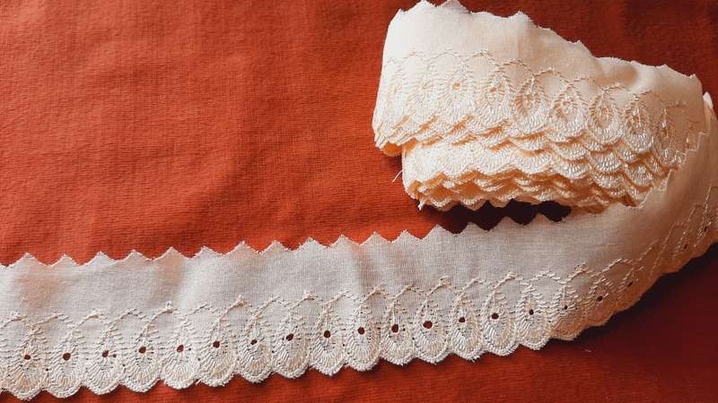 Embroiderie anglaise - 4 metres- peach colour 5cm wide