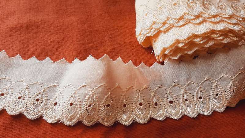 Embroiderie anglaise - 4 metres- peach colour 5cm wide