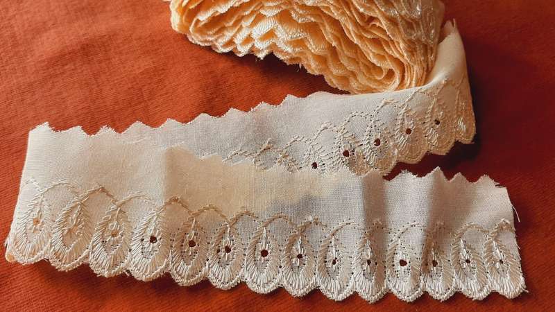 Embroiderie anglaise - 4 metres- peach colour 5cm wide
