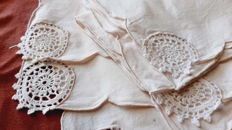 8 cream cotton napkins -with crochet insert - 40 x 40 cm