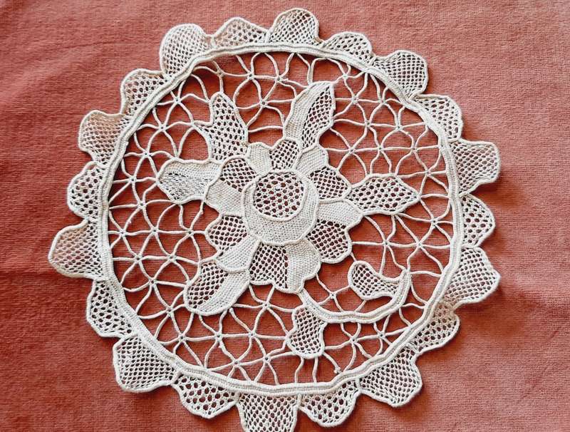 Lace doily / doilie - 22cm - beige- scarce