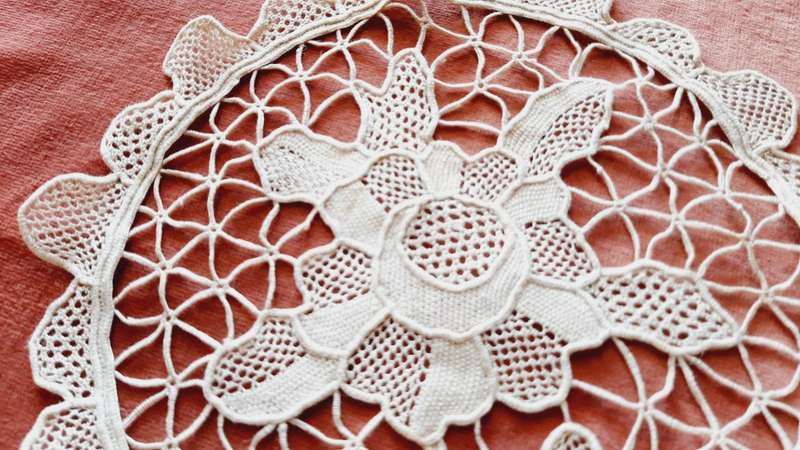 Lace doily / doilie - 22cm - beige- scarce