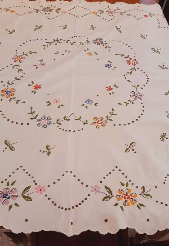Embroidered tablecloth (106 x 106 cm)