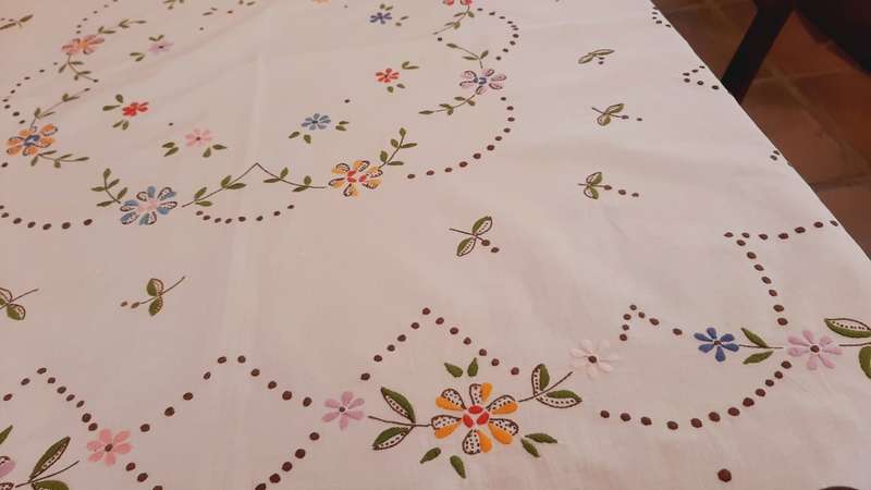 Embroidered tablecloth (106 x 106 cm)
