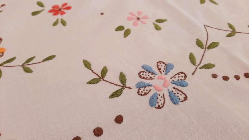 Embroidered tablecloth (106 x 106 cm)
