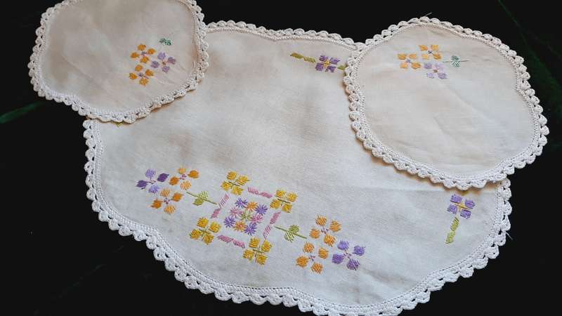 Vanity set of doilies embroidered with crochet edge 2 x 22cm and 1  x 43cm