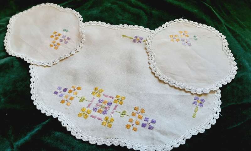 Vanity set of doilies embroidered with crochet edge 2 x 22cm and 1  x 43cm