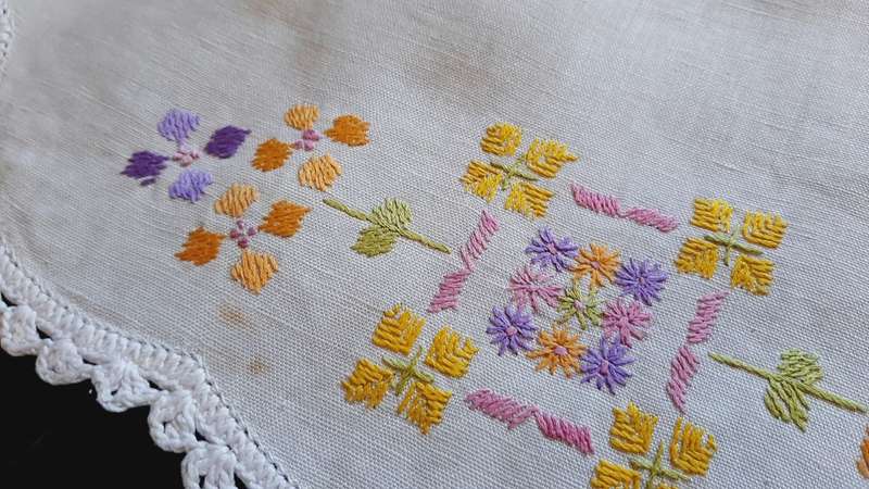Vanity set of doilies embroidered with crochet edge 2 x 22cm and 1  x 43cm