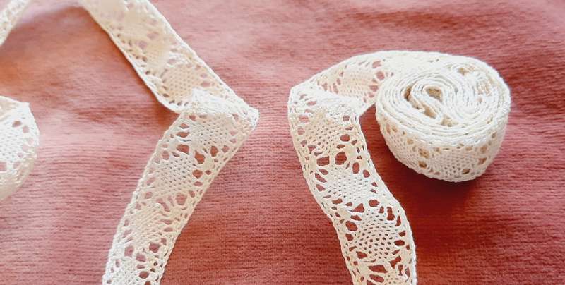 Vintage lace trim - 1.5 cm wide - 180cm long -  natural cotton colour