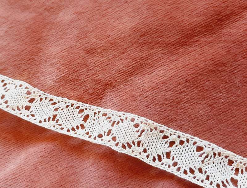 Vintage lace trim - 1.5 cm wide - 180cm long -  natural cotton colour