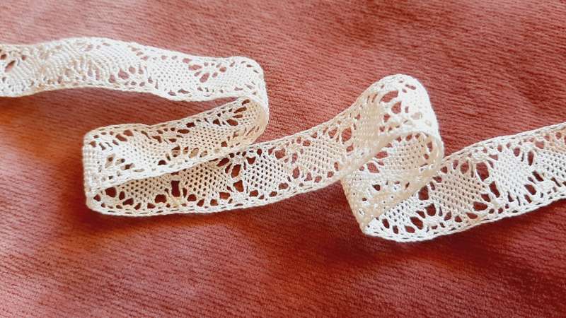 Vintage lace trim - 1.5 cm wide - 180cm long -  natural cotton colour