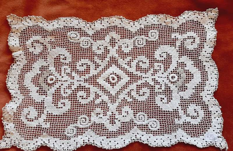 Small handknotted lace cloth -white and grey - 37 x 25 cm