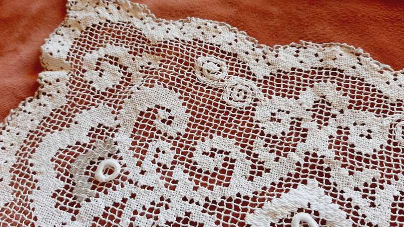 Small handknotted lace cloth -white and grey - 37 x 25 cm
