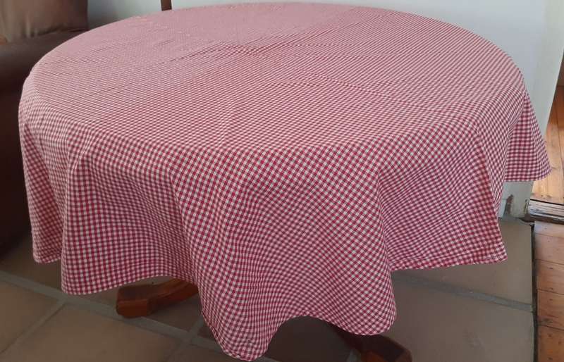 Red chequered tablecloth - cotton - round - 162 cm diameter