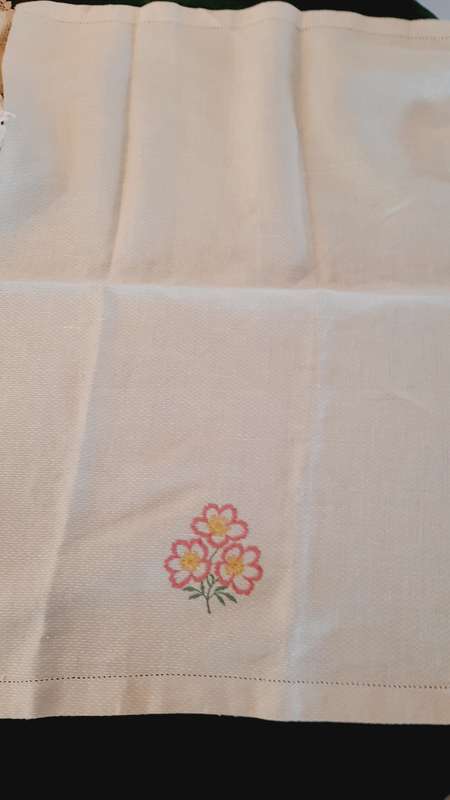 Vintage guest towel - cream damask - 46 x 68 cm with embroidered flower motif