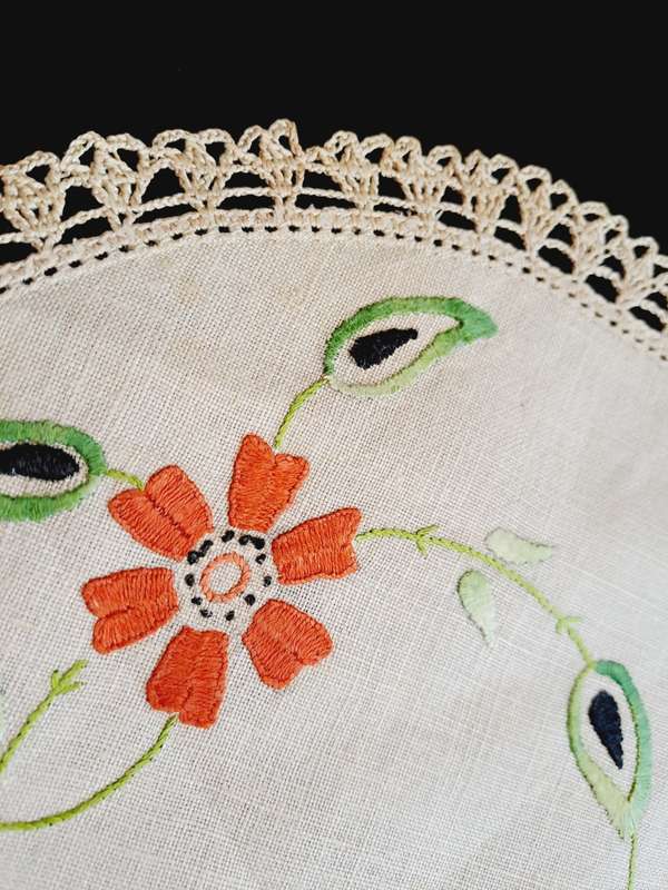 Small, round, embroidered doily - 23cm - linen