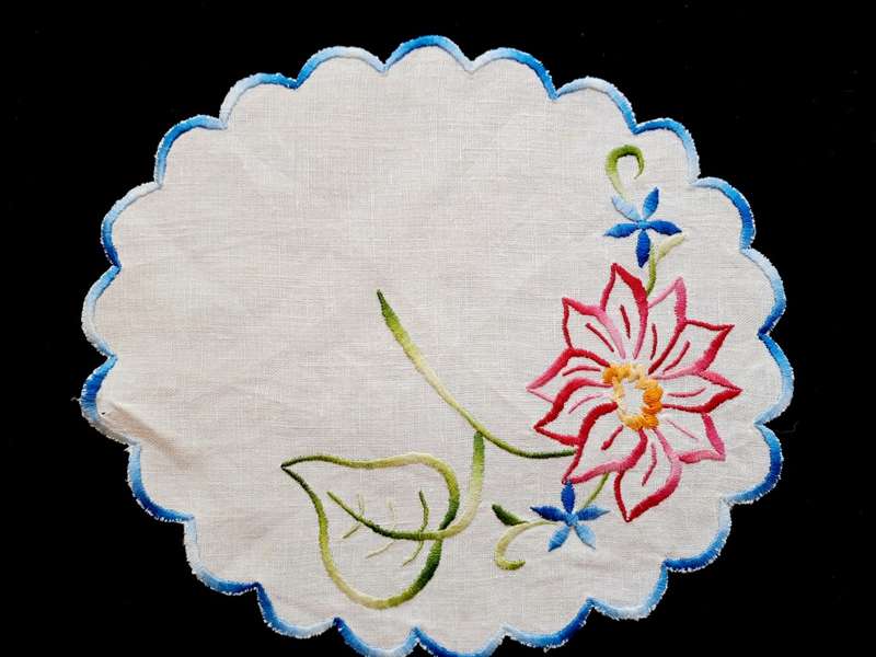 Small, round, embroidered doily - 18cm