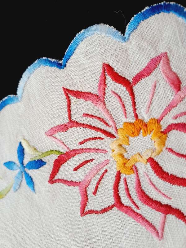 Small, round, embroidered doily - 18cm