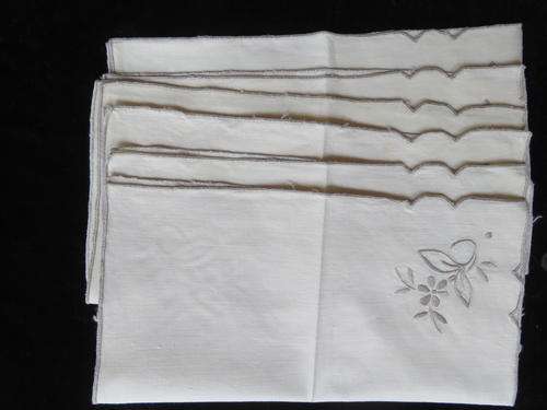 Set of 6 embroidered serviettes