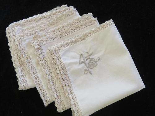 Set of 4 embroidered serviettes - cream