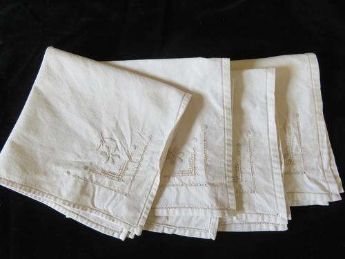 Set of 4 cream embroidered serviettes