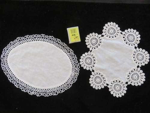 Small white doilies with lace edge