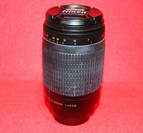 Nikon AF Zoom-Nikkor 70-300mm f4-5.6 G + Hood